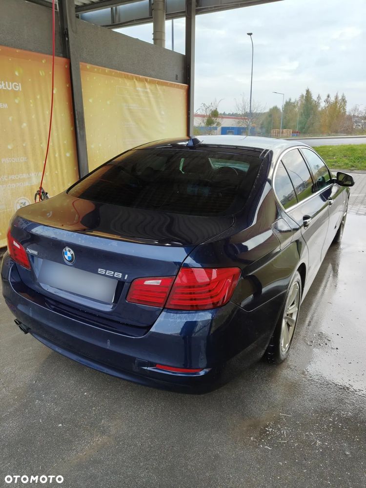 BMW Seria 5 528i xDrive - 10
