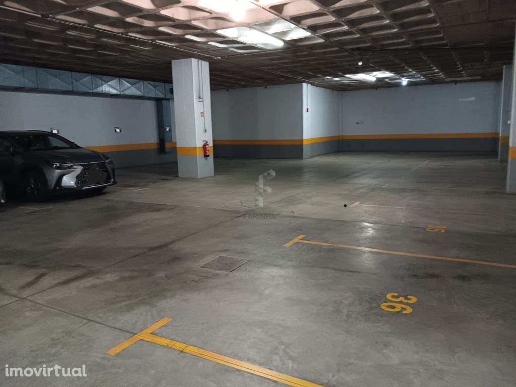 Lugares de estacionamento para todo o tipo de motas em parqueamento... - Grande imagem: 2/2