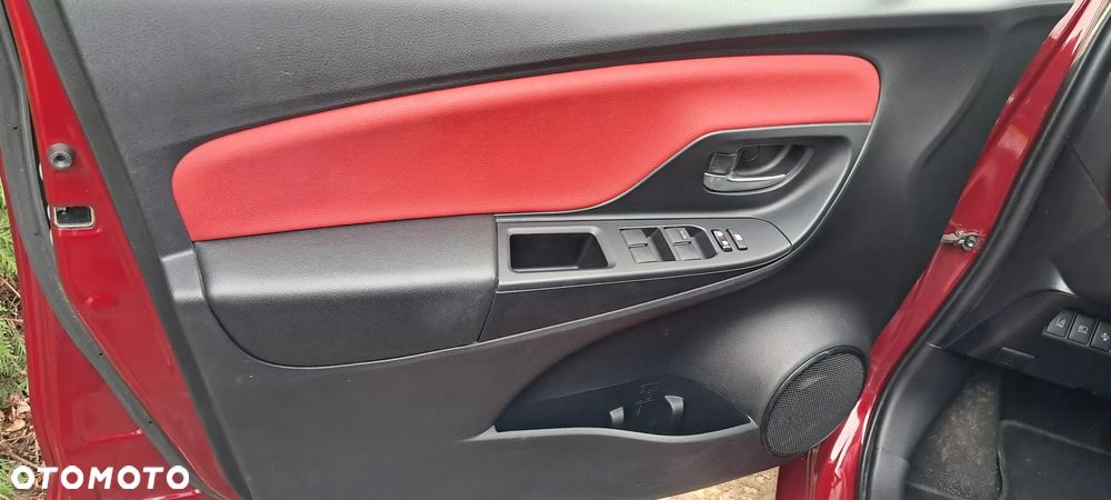 Toyota Yaris Hybrid 100 Selection Platinum - 14