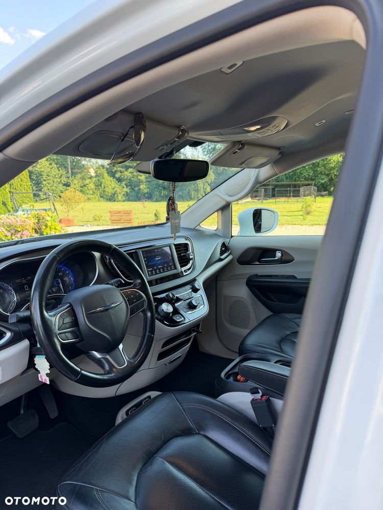 Chrysler Pacifica - 12