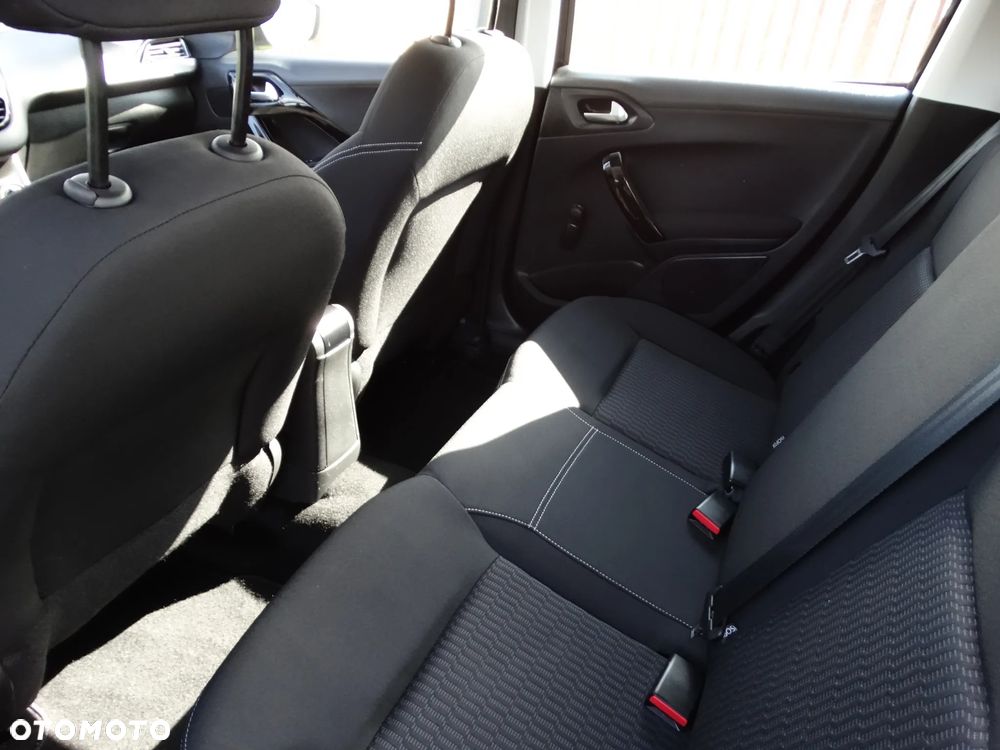 Peugeot 208 - 12