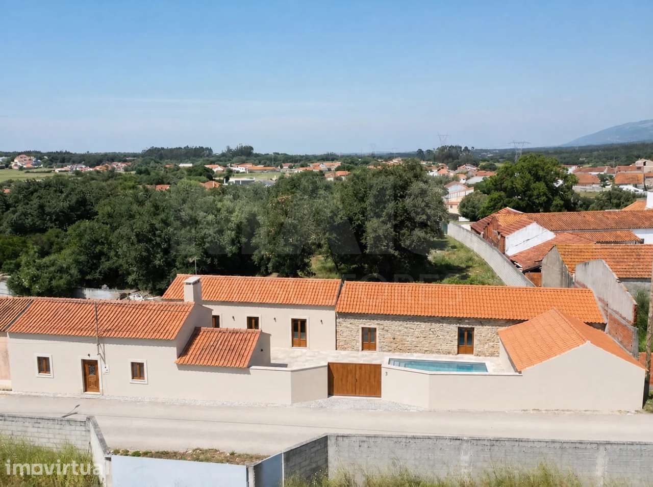 MAIS DE 300 m² DE CONSTRUÇÃO, PÁTIO PRIVADO E GRANDES ÁREAS DE APOI... - Grande imagem: 3/27