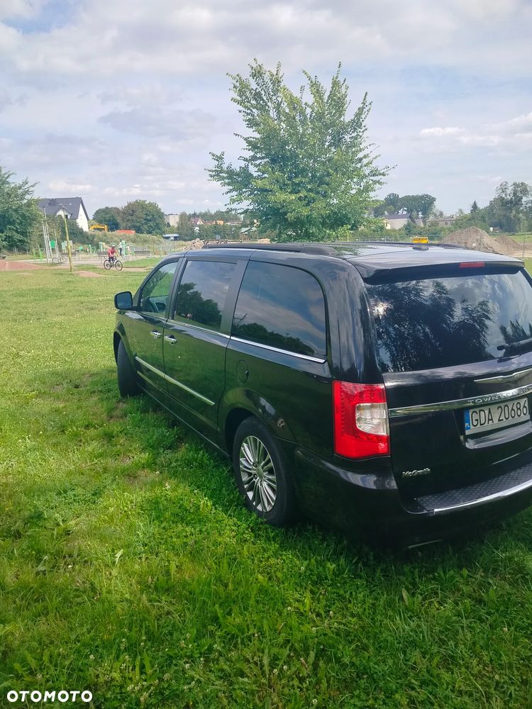 Chrysler Town & Country - 2