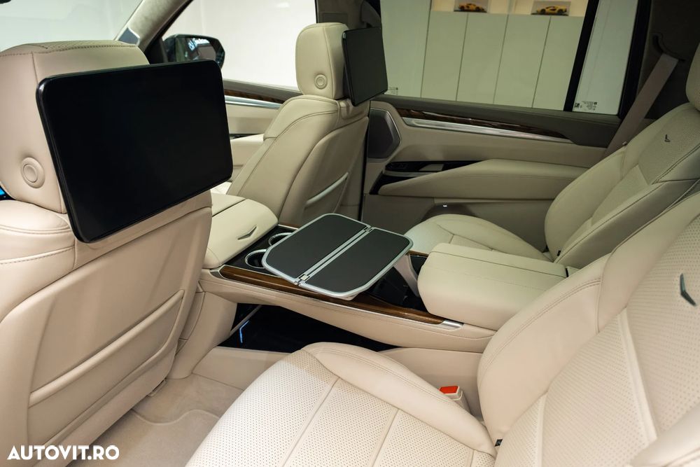Cadillac Escalade - 1