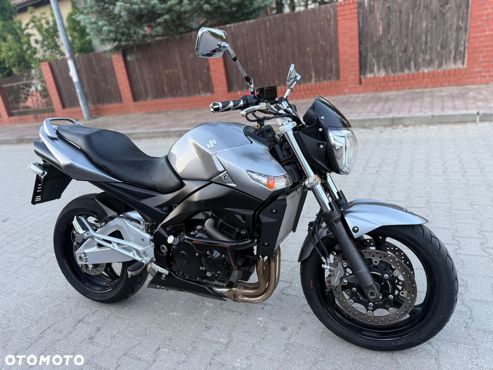 Suzuki GSR - 3