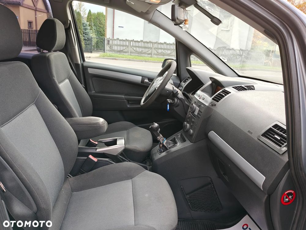 Kia Carnival V6 Executive - 26