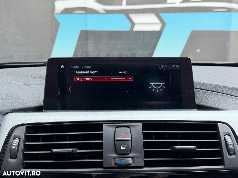 BMW Seria 3 320i Aut. Luxury Line - 23