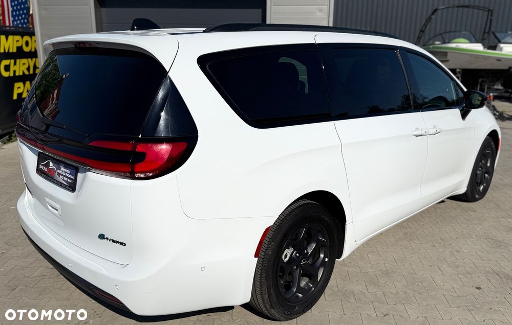 Chrysler Pacifica - 16