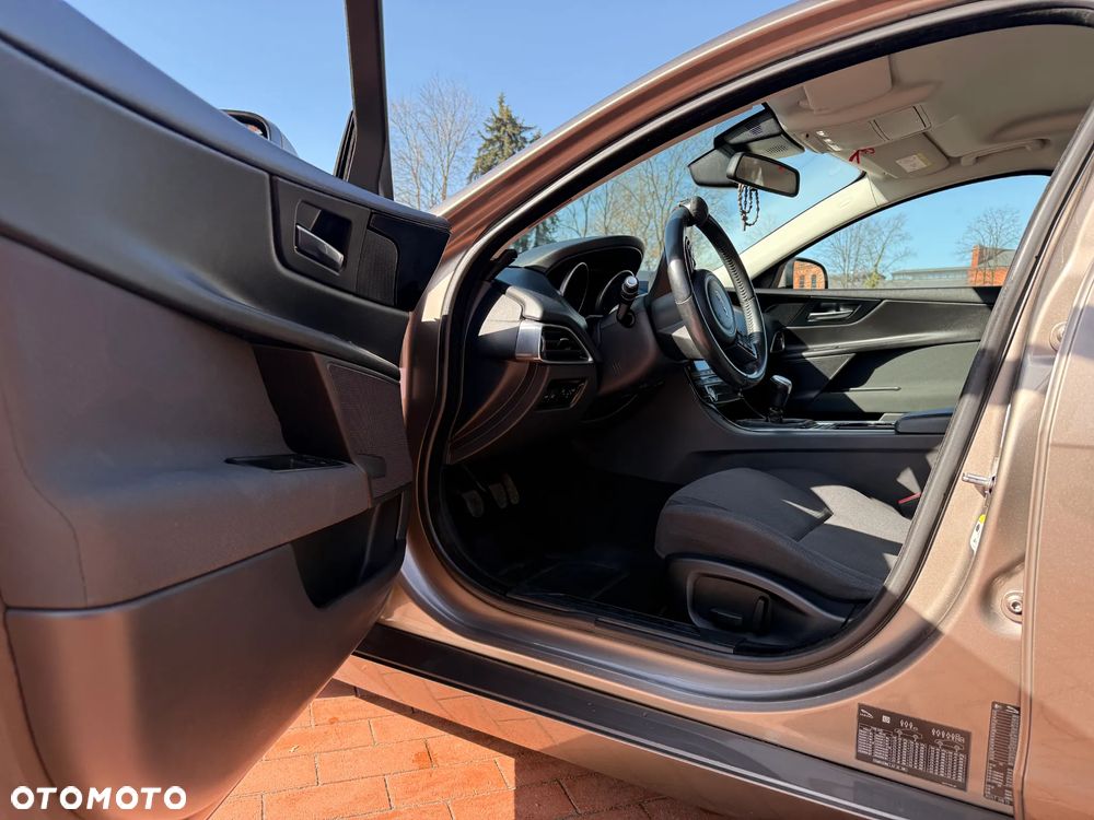 Jaguar XE 2.0 D Pure - 18