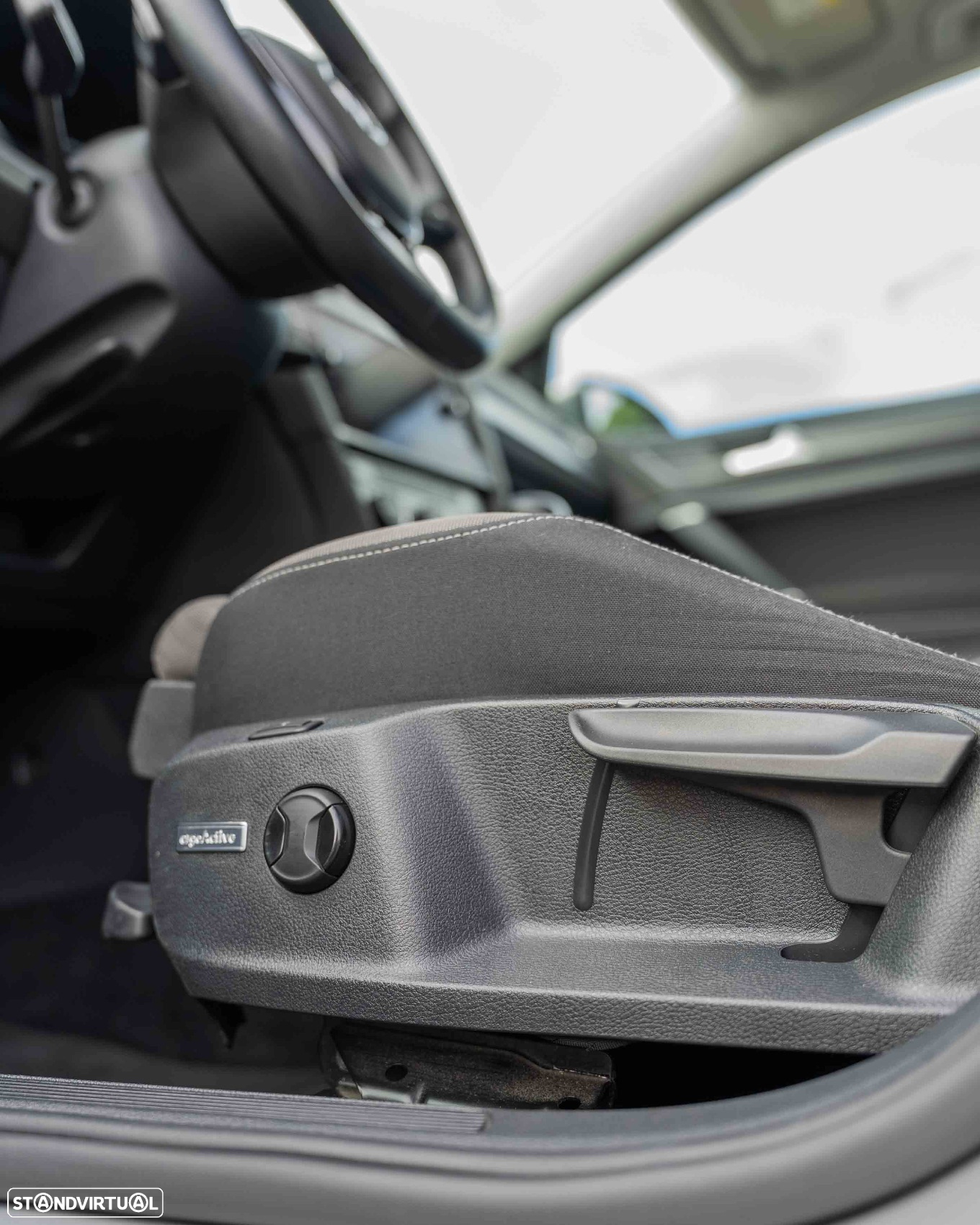VW Golf Variant 1.6 TDi Highline DSG - 33