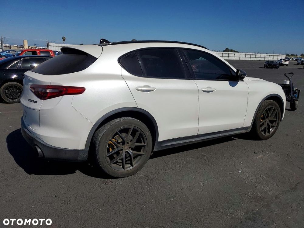 Alfa Romeo Stelvio 2.0 Turbo 16V AT8-Q4 Ti - 4