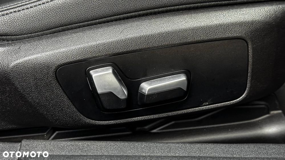 BMW Seria 3 330i Luxury Line - 33