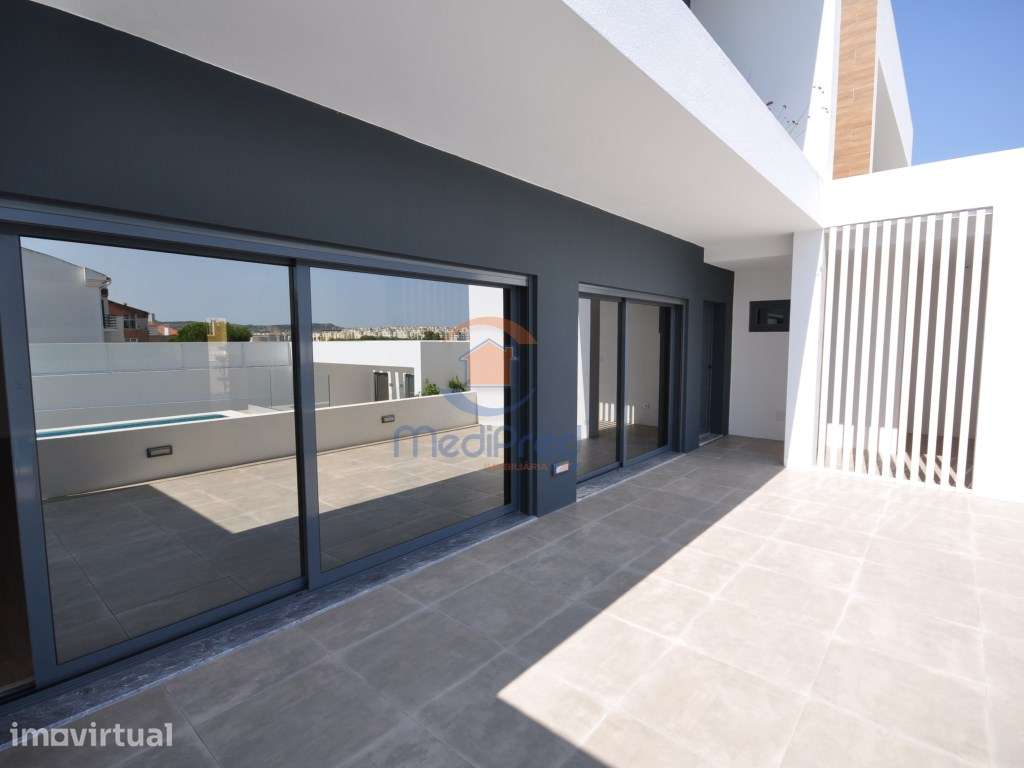 Moradia T4 NOVA em Condomínio Privado com Piscina | Loures - Grande imagem: 4/56