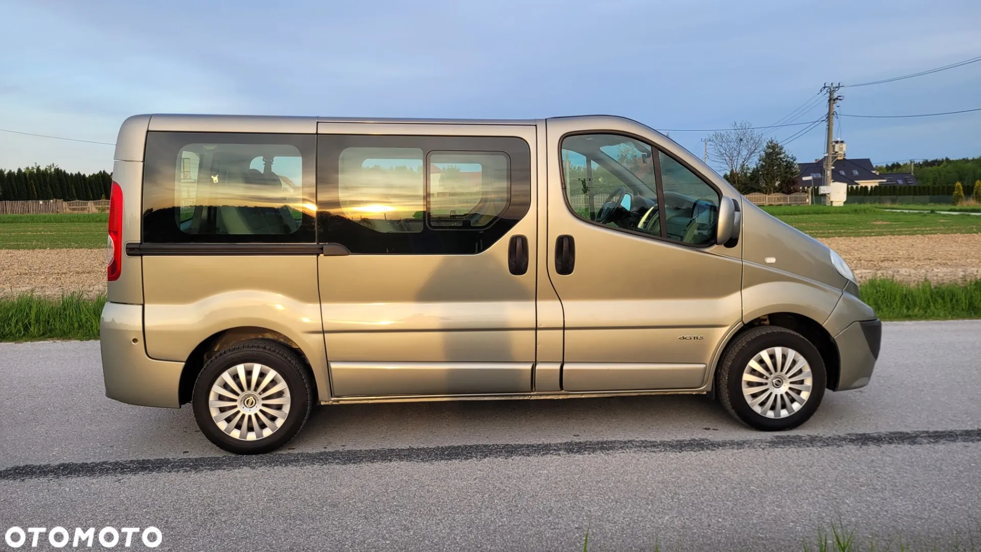 Renault Trafic 2.0 dCi 115 FAP Grand Passenger Black Edition - 2