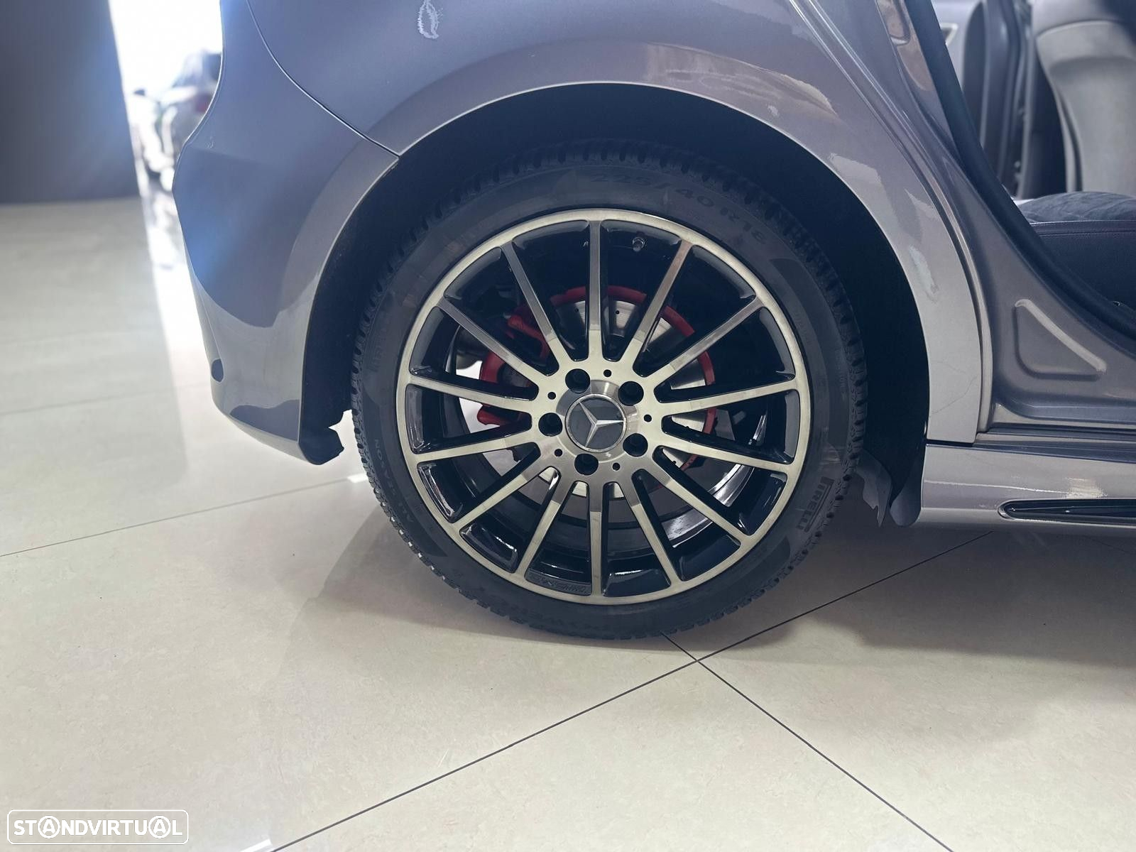 Mercedes-Benz A 180 AMG Line - 14