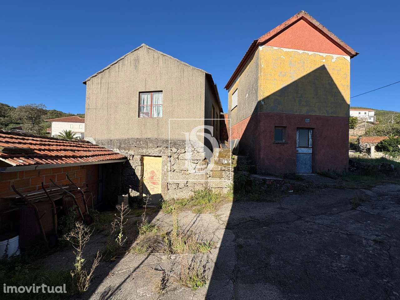 Moradia T1 com 2 pisos e anexos em Silvares da Serra - Grande imagem: 2/15