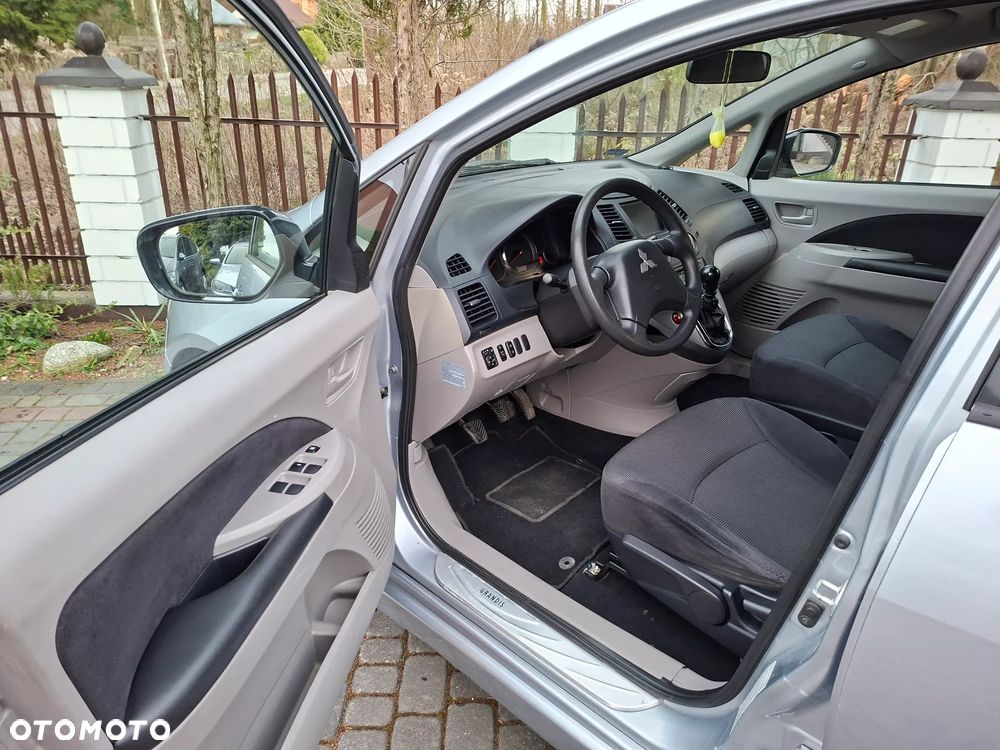 Mitsubishi Grandis - 14