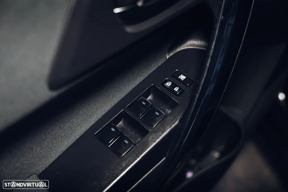 Toyota Auris 1.8 HSD Sport+Navi - 31