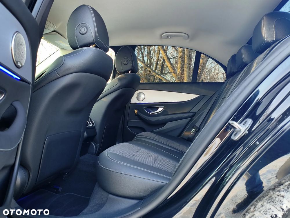 Mercedes-Benz Klasa E 300 4Matic 9G-TRONIC - 33