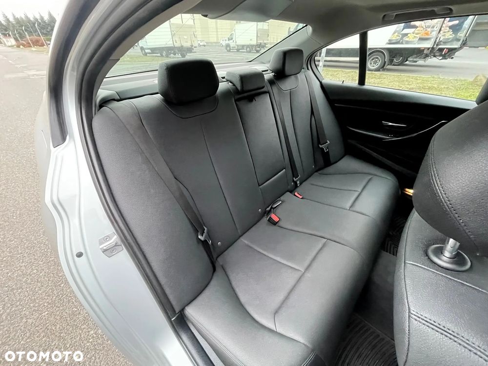 BMW Seria 3 320i Luxury Line - 15