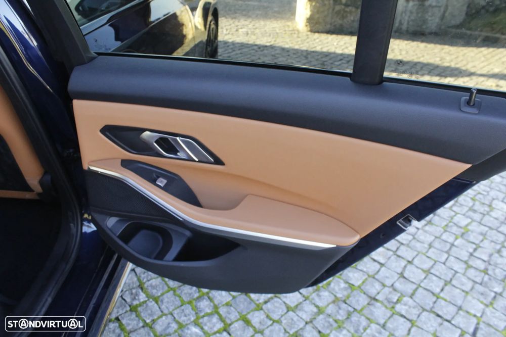 BMW 330 e Touring Pack Desportivo M Pro Auto - 26