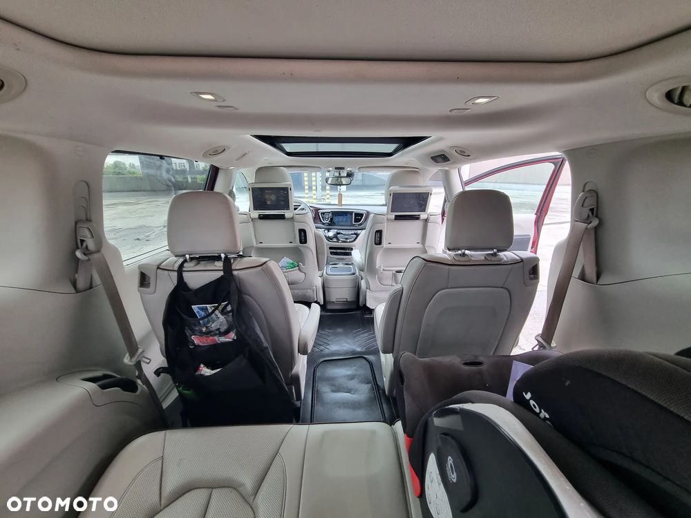 Chrysler Pacifica - 16