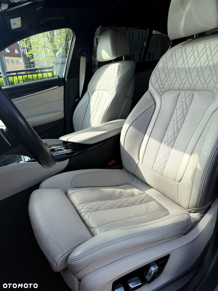 BMW Seria 5 M550i xDrive - 34