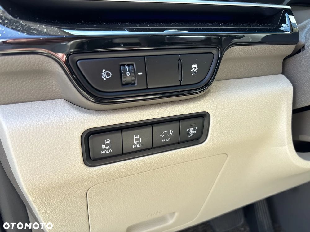 Kia Carnival - 24