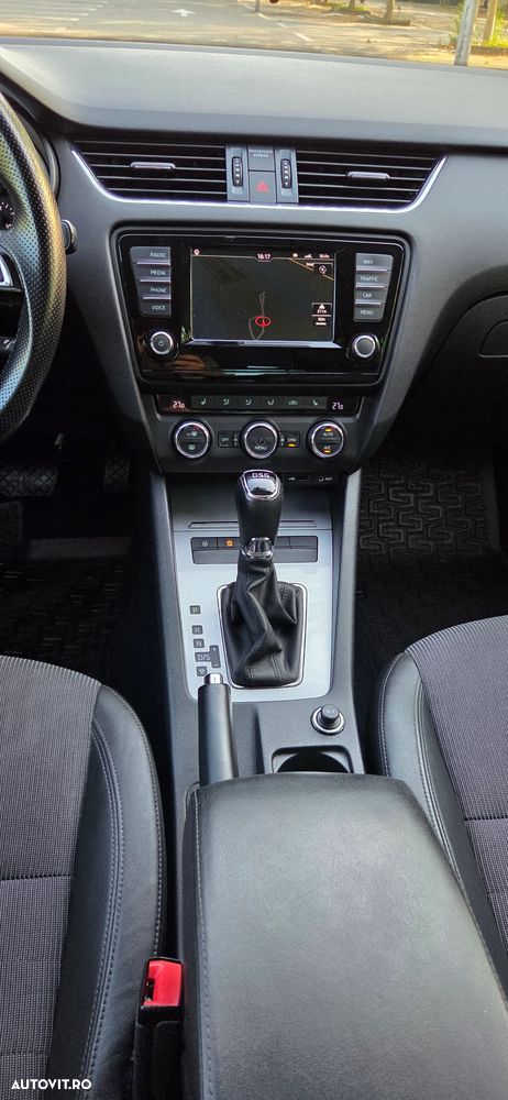 Skoda Octavia 2.0 TDI STYLE DSG - 4