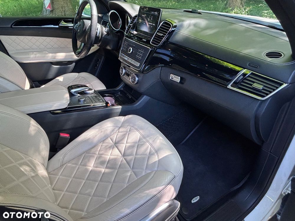 Mercedes-Benz GLS - 22