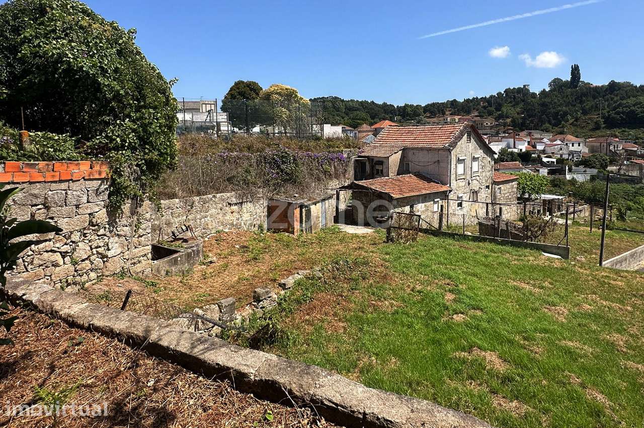Moradia T2+2 inserida em Terreno Urbano em Guifões, Matosinhos - Grande imagem: 3/44