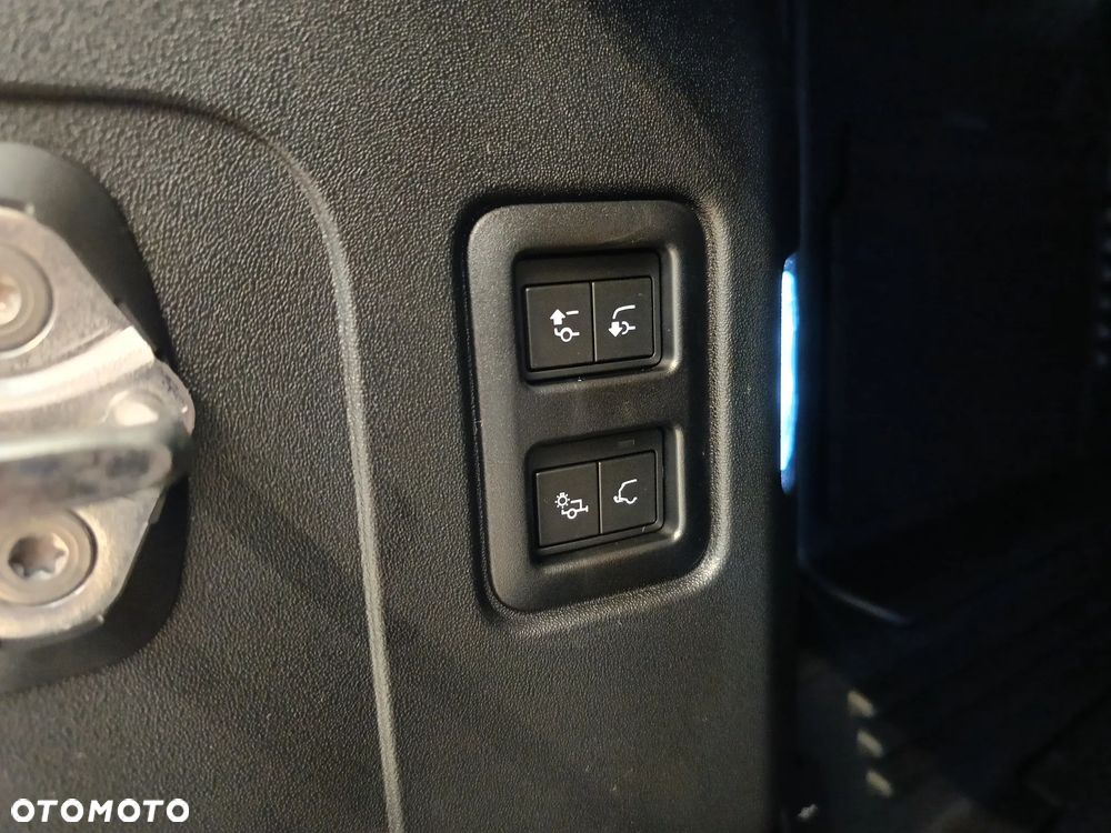 Land Rover Defender - 37