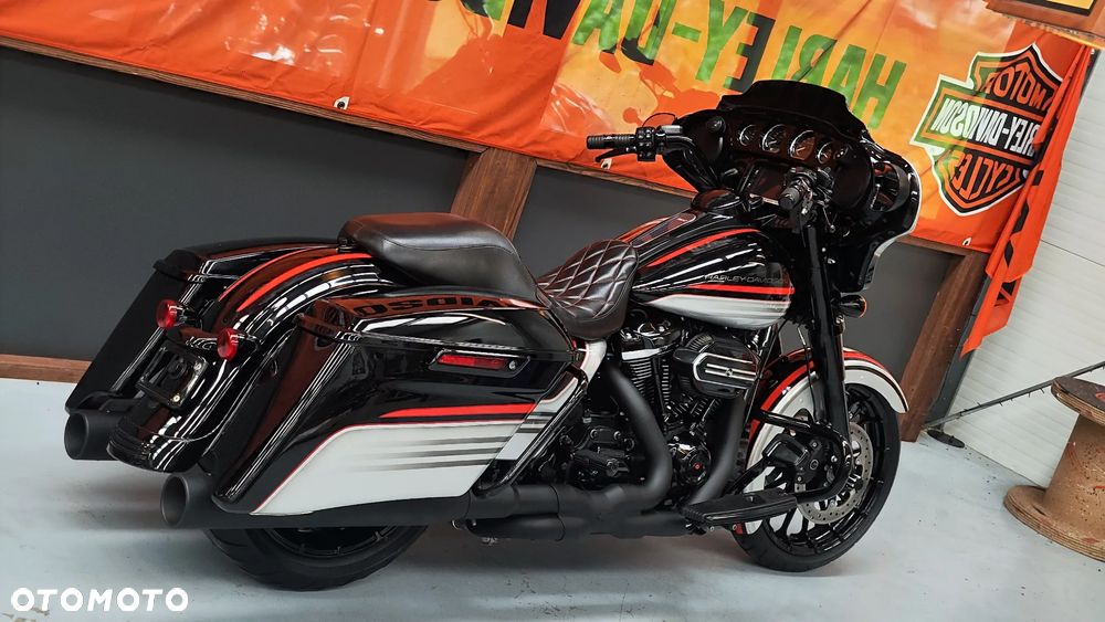 Harley-Davidson Touring Street Glide - 2