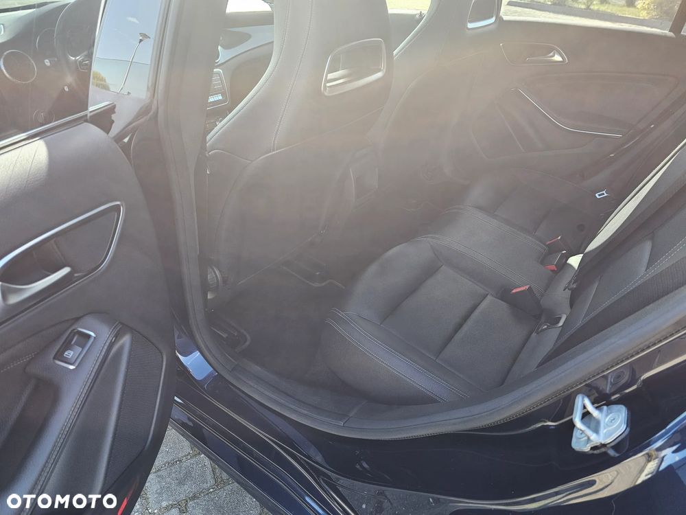 Mercedes-Benz CLA 180 7G-DCT - 16