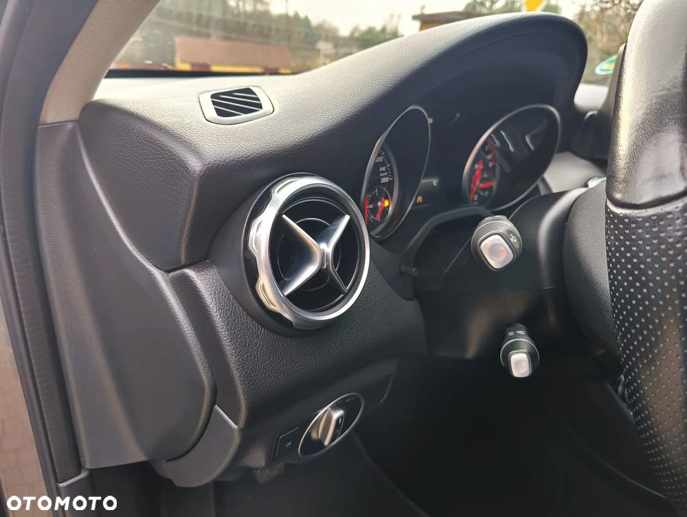 Mercedes-Benz GLA 200 Urban - 23