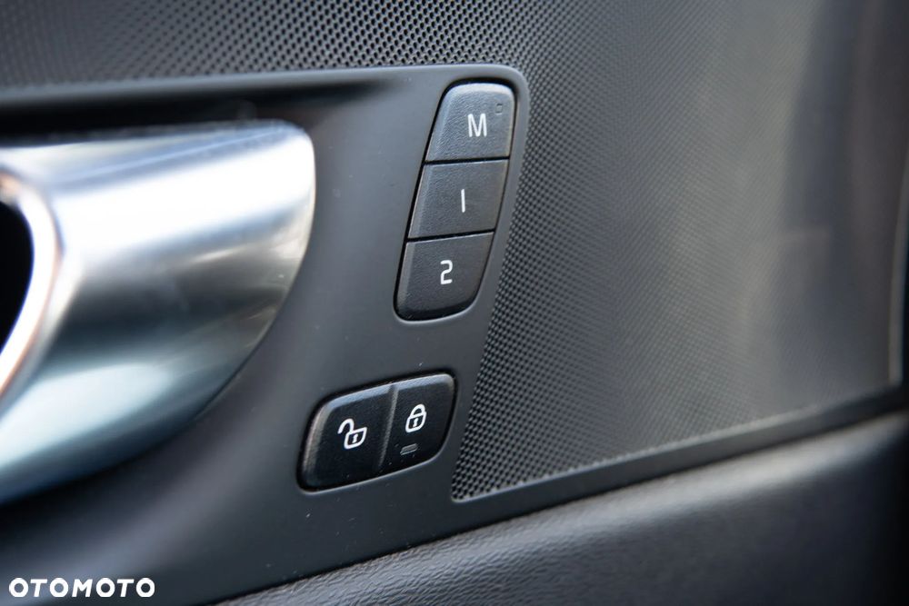 Volvo XC 60 D4 AWD R-Design - 27