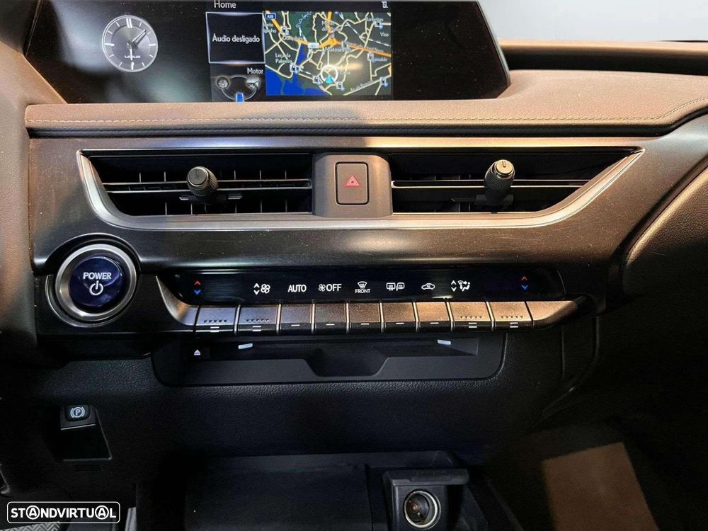 Lexus UX 250h Business - 32