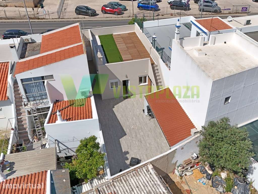 Moradia T2 Renovada em Portimão com Terraço e Espaço Exterior - Grande imagem: 5/28