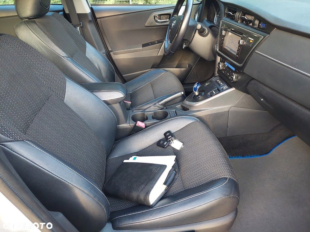Toyota Auris 1.8 HSD Sol - 11