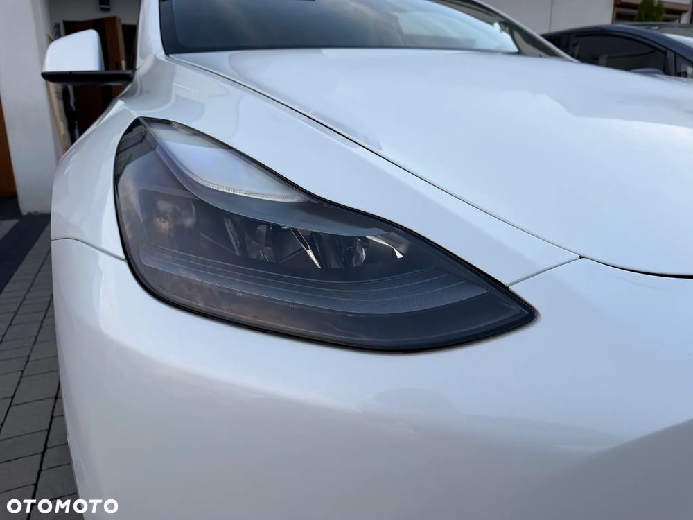Tesla Model Y Long Range AWD - 33