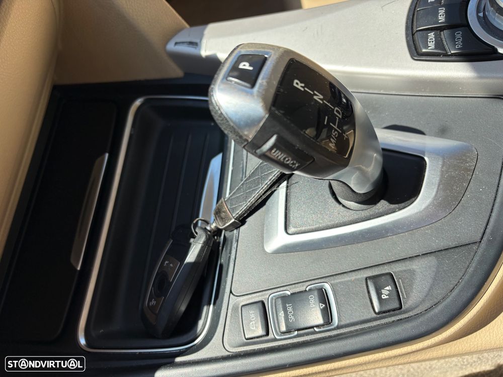 BMW 318 d Auto Line Luxury — fotografia 28