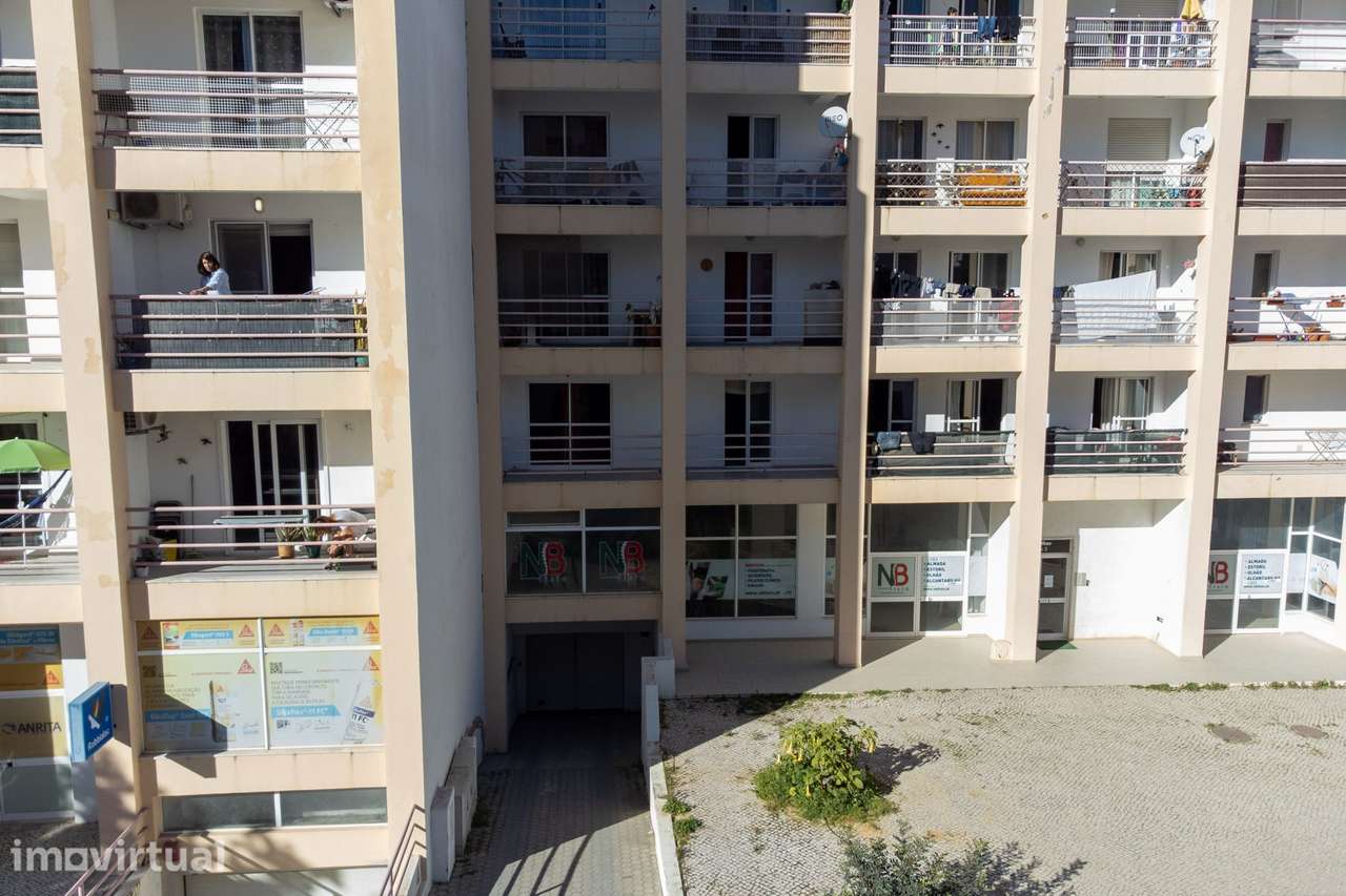 Apartamento T2 Espaçoso em Armação de Pêra com Garagem! - Grande imagem: 3/32
