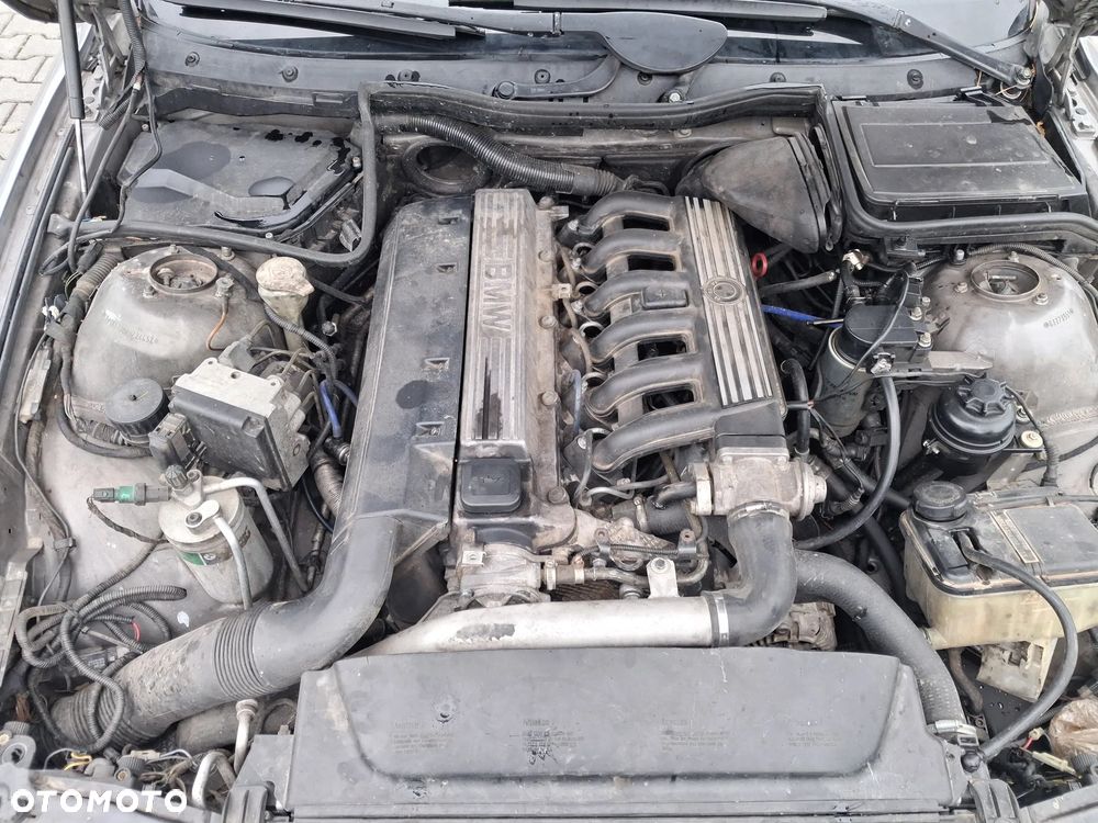 BMW 5 E39 silnik 2.5 TDS M51D25 143 KM skrzynia biegów 23001434452  S5D 2602 dyfer dyferencjał 33101428489  2,64 drzwi klapa maska zderzak błotnik Orientblau Metallic 317 alternator wtrysk przepustnica przepływomierz turbina alternator maglownica pompa wspomagania sprężarka klimatyzacji wentylator sterownik stacyjka moduł silniczek panel przewód wiązka radio konsola wyświetlacz tunel fotel fotele tapicerka skórzana skóra boczek podłokietnik szyba zwrotnica EGR chłodnica pas wzmocnienie lusterko lampa reflektor tłumik wydech halogen hak holowniczy klamka belka sanki mcperson amortyzator sprężyna felga zwrotnica blenda mikrostyk kierownica mechanizm zamek zacisk hamulcowy jarzmo klamka włącznik schowek lewarek wybierak osłona łapa poduszka zbiorniczek rura manetki kolektor pompa ABS NA CZĘŚCI wszystkie części - 8