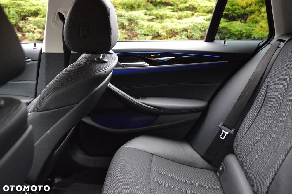 BMW Seria 5 520d xDrive Sport Line sport - 32