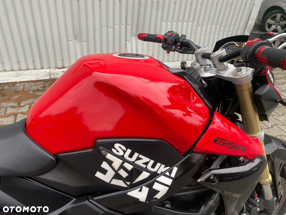 Suzuki GSR - 6