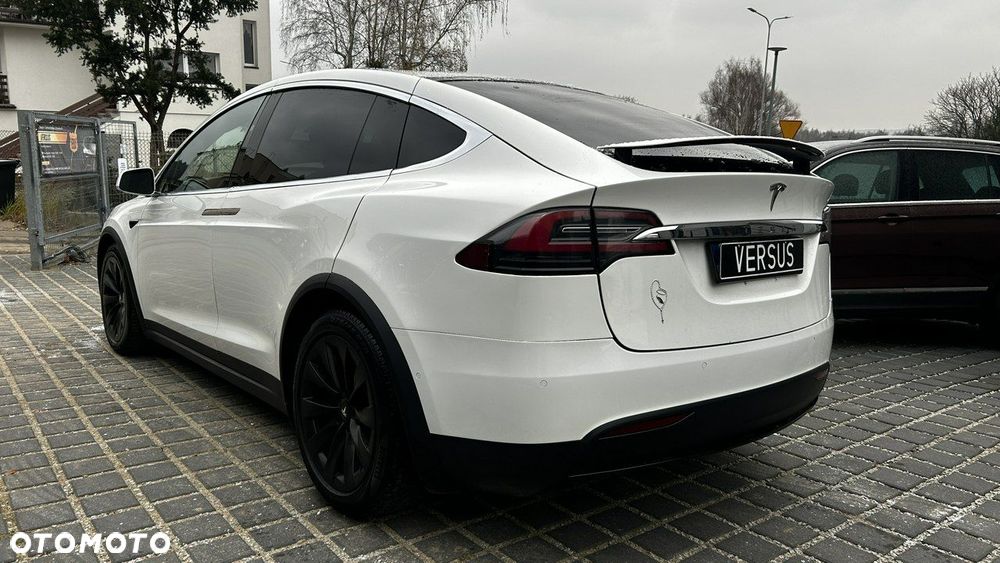 Tesla Model X - 7