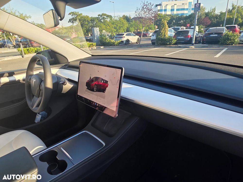 Tesla Model Y AWD Performance - 13