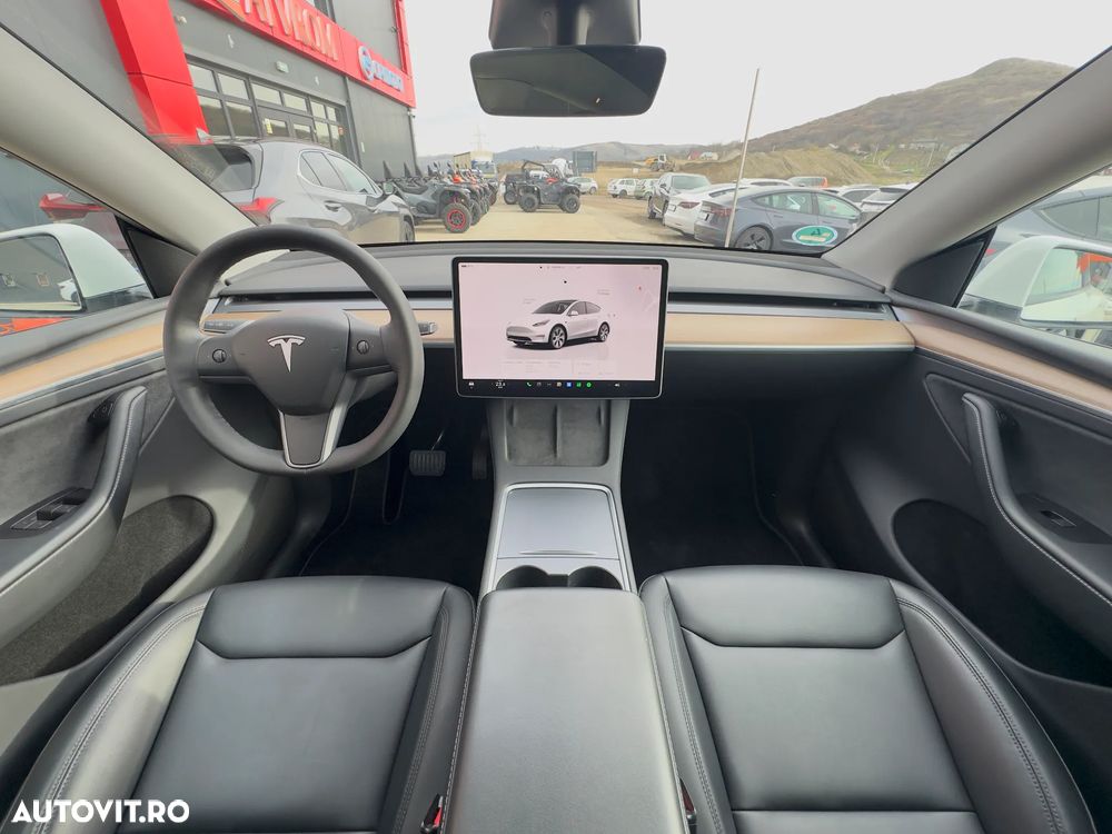 Tesla Model Y - 16