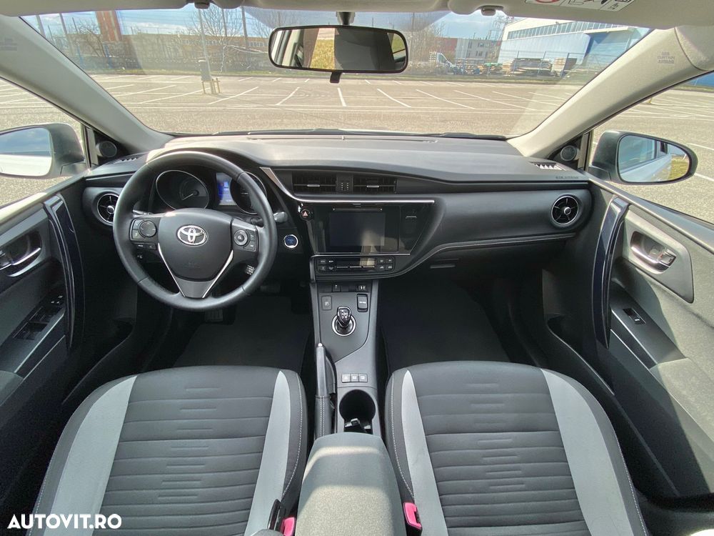 Toyota Auris 1.8 L VVT-i HSD Sol + - 6