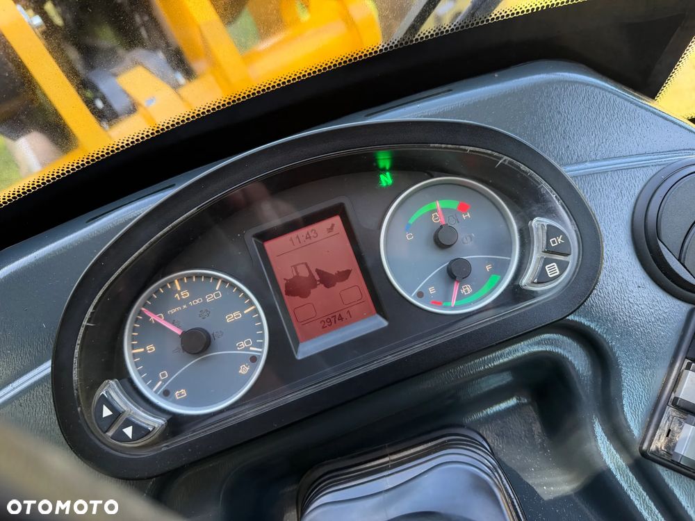 Mecalac AX1000 Ładowarka kołowa łamana 6,5 tony. Udźwig około 3 tony. 2017 rok.  Jak Nowa! Oryginał łyżka KROKODYL otwierana i widły. Mocny silnik DEUTZ 4 cylindry DEUTZ. Zero luzów i wycieków. Aktualne Badania DEKRA BMWT. Wielka Okazja. Maszyna jak nowa z Salonu. 2900 mtg. Pochodzi z Norweskiego urzędu gminy. Dodatkowe linie Hydrauliczne. Szybka wolna Jazda Rewers Hydrostatic. Wersja Norweska Mocne doświetlenie dodatkowe grzanie. kabina Ogrzewana wentylowana! Zmiana Osprzętu Hydrauliczna! pełne sterowanie z dżojstika! Podzespoły pompy suche, czytelne tabliczki! OKAZJA - 7